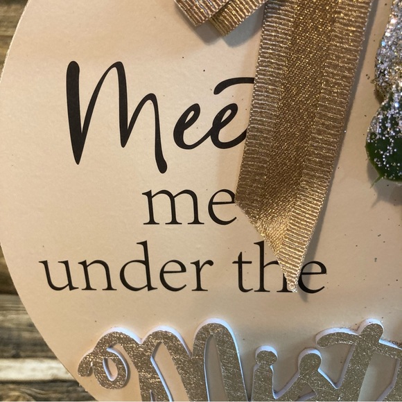 Meet me under the mistletoe table top/ shelf décor MDF NWOT - Picture 4 of 10